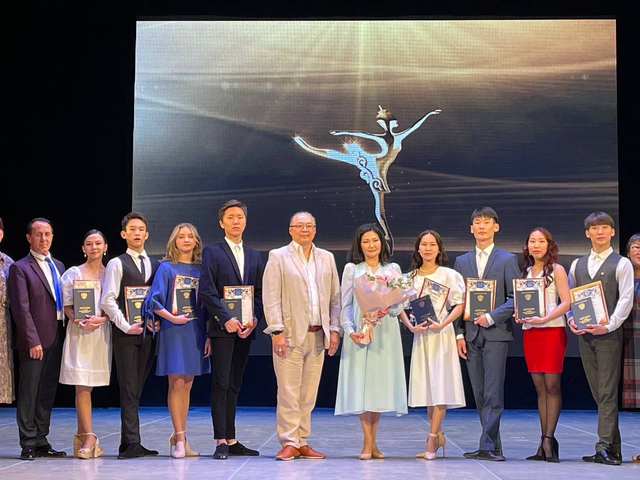Министр культуры Республики Бурятия Соелма Дагаева вручила дипломы выпускникам 2022 года БРХК на сцене театра оперы и балета